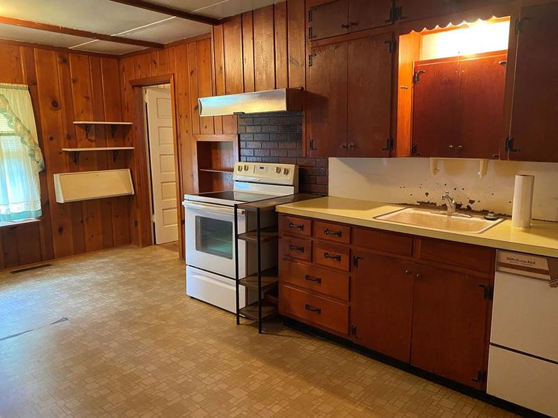 308 E 3rd St, Hoisington, KS 67530