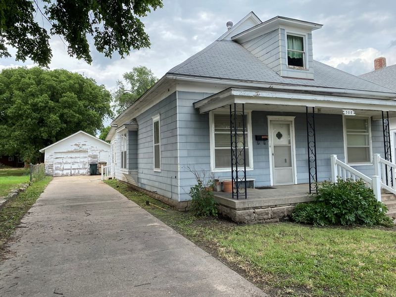 308 E 3rd St, Hoisington, KS 67530