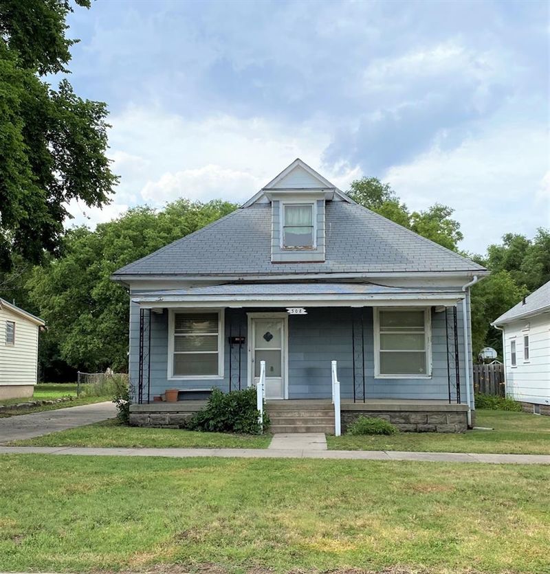 308 E 3rd St, Hoisington, KS 67530