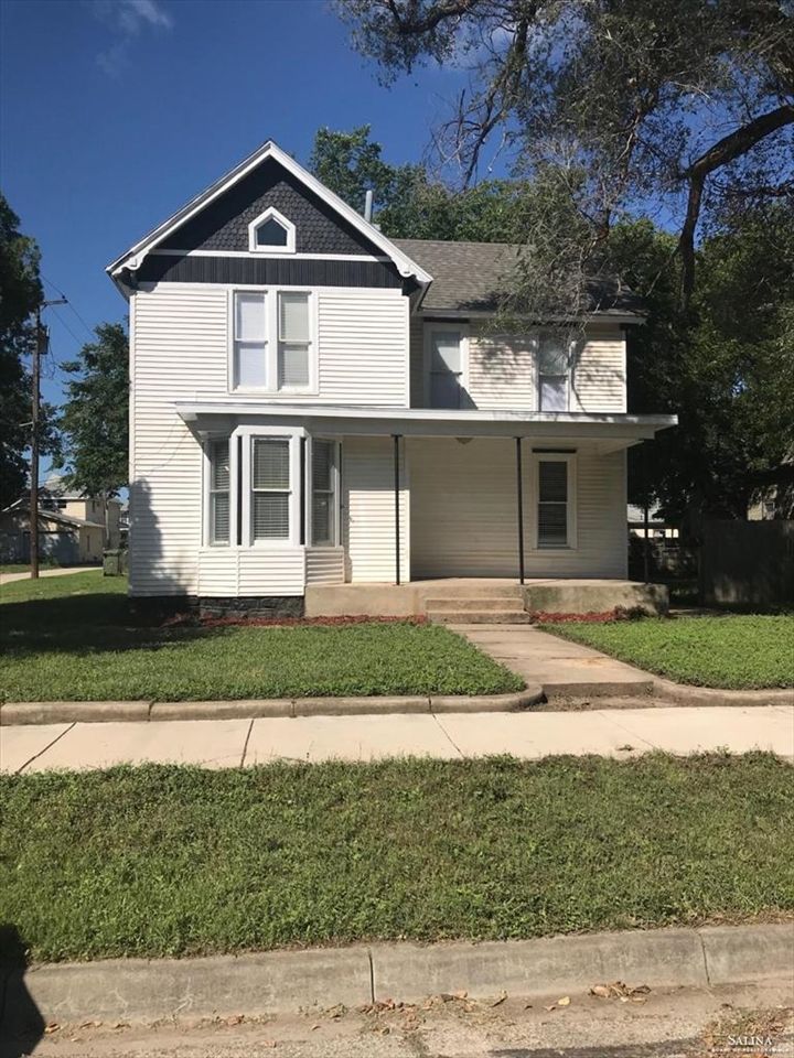 128 Baker St, Salina, KS 67401