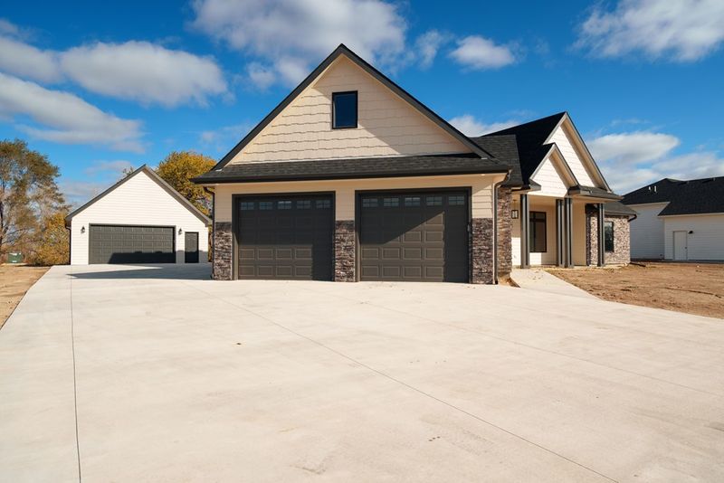 1401 Shoreline Dr, Salina, KS 67401