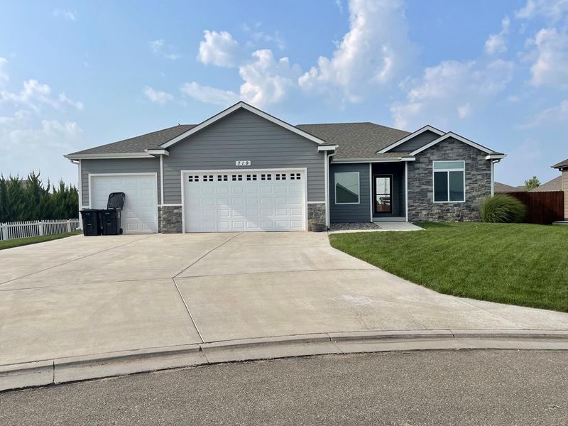 719 Marla Ct, Salina, KS 67401