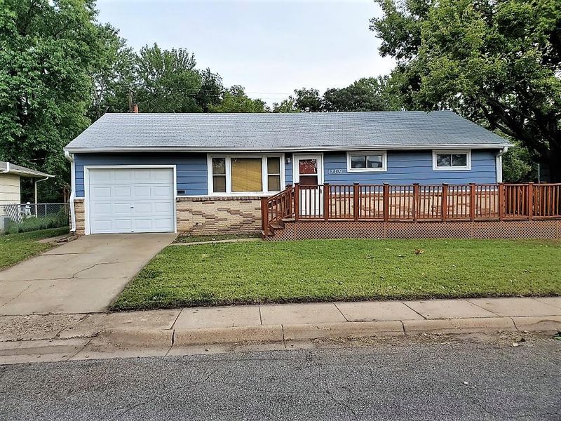 1209 Dover Dr, Salina, KS 67401
