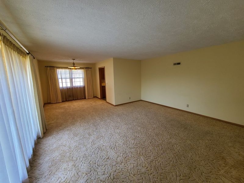902 Manor Rd, Salina, KS 67401