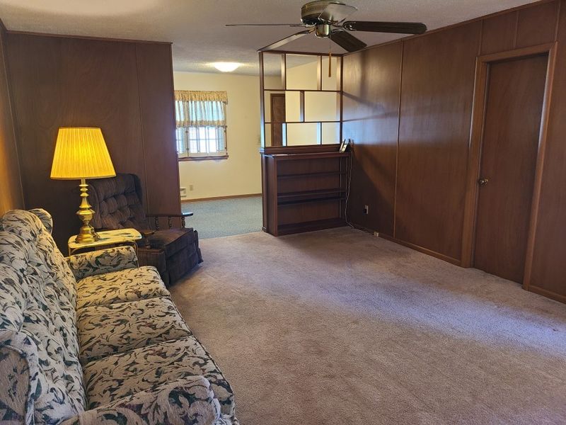 902 Manor Rd, Salina, KS 67401