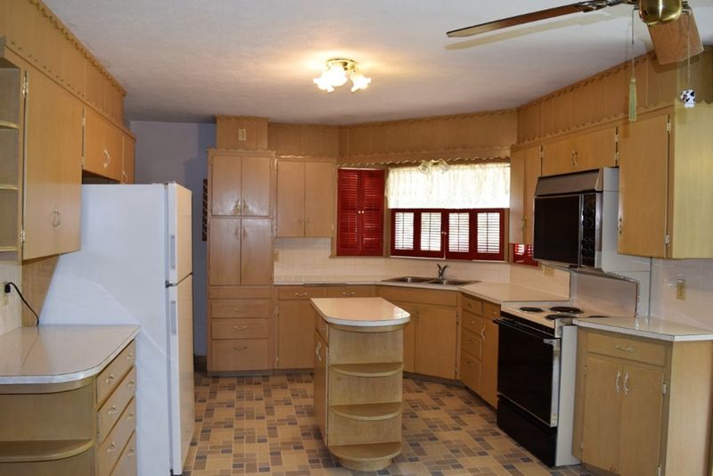 1815 Larson St, Salina, KS 67401