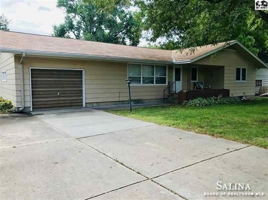 532 Park Ct, Moundridge, KS 67107