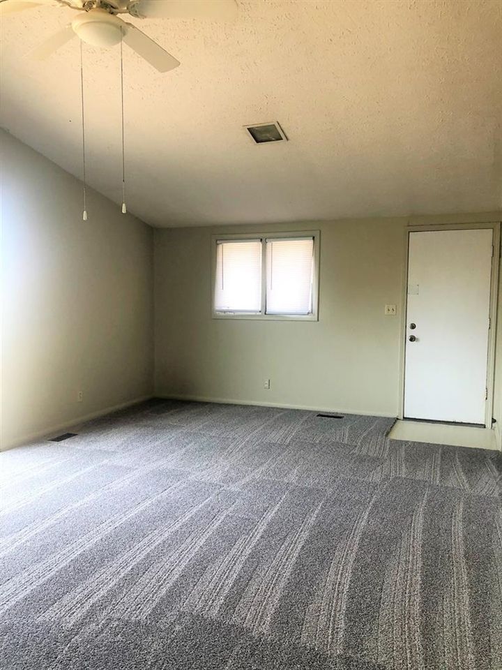 146 Hoover Ct, Salina, KS 67401
