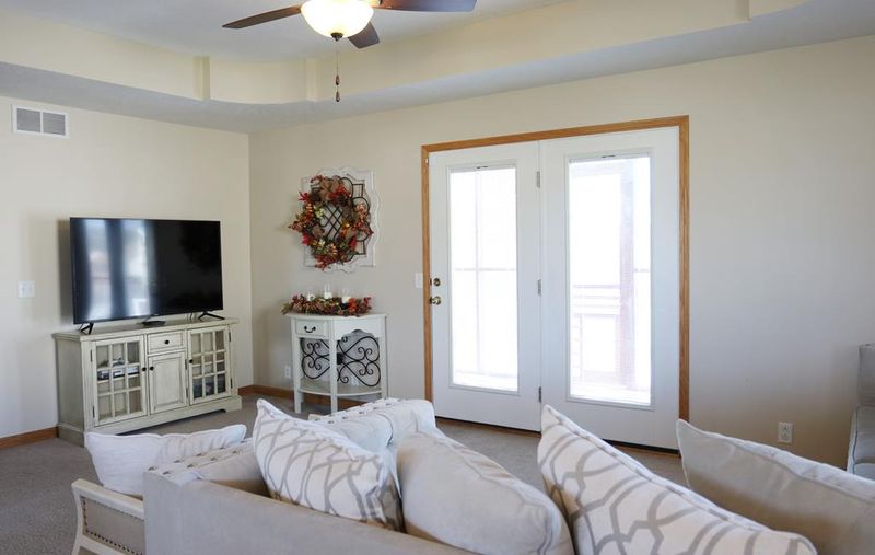 2512 Calcutta Dr, Salina, KS 67401