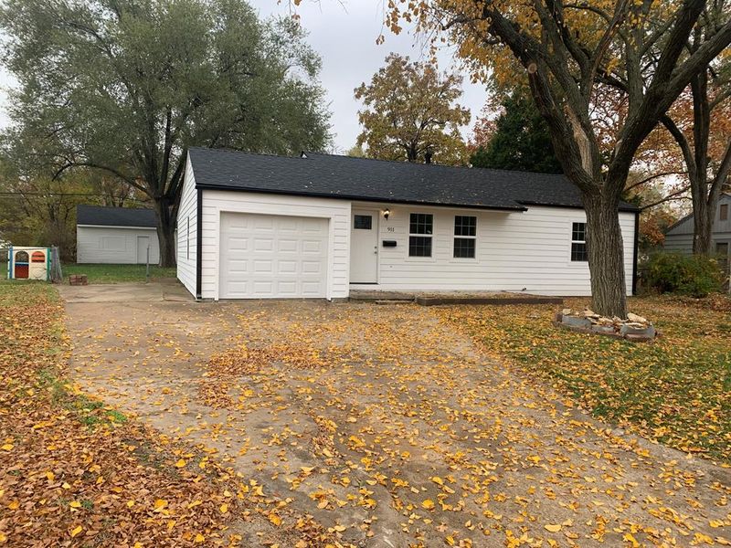 911 Plaza Dr, Salina, KS 67401