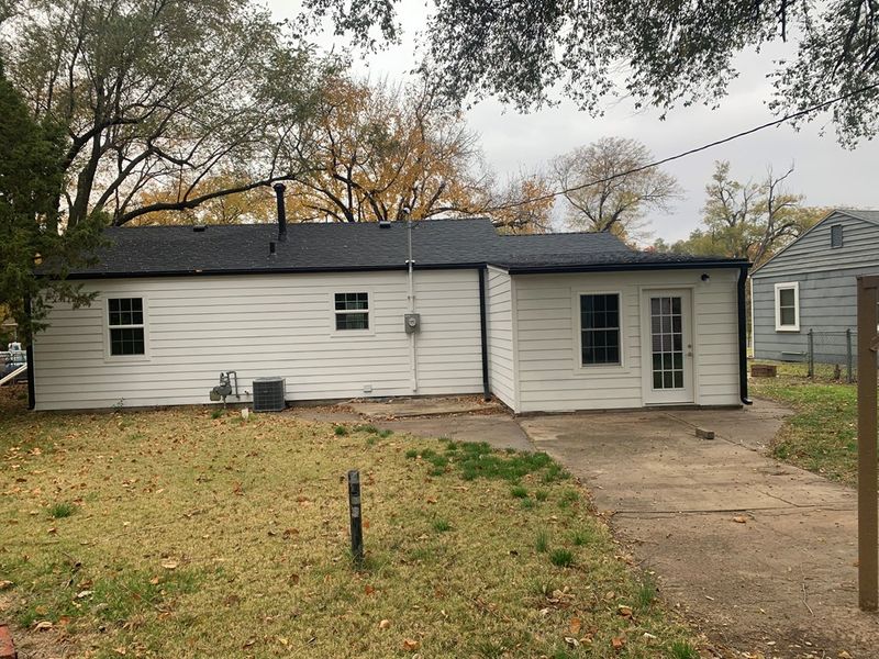 911 Plaza Dr, Salina, KS 67401