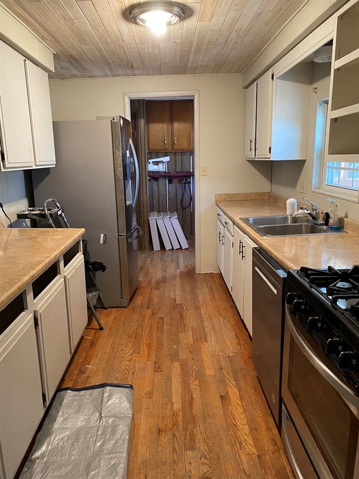633 E Lakeview Dr, Great Bend, KS 67530