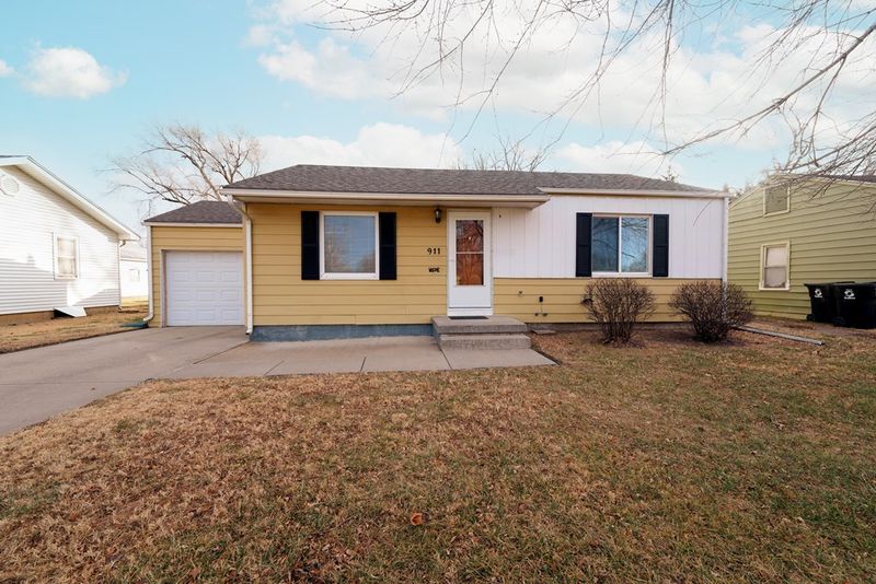 911 Windsor Dr, Salina, KS 67401