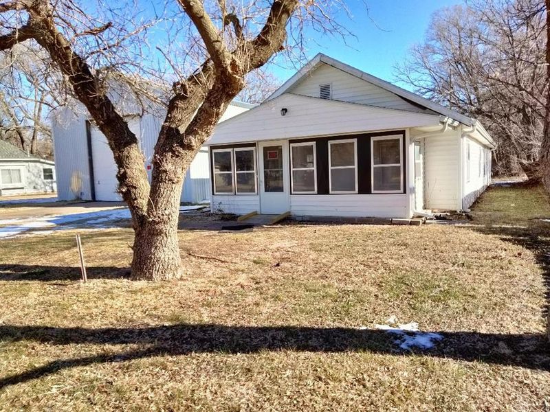 1220 N 3rd St, Salina, KS 67401