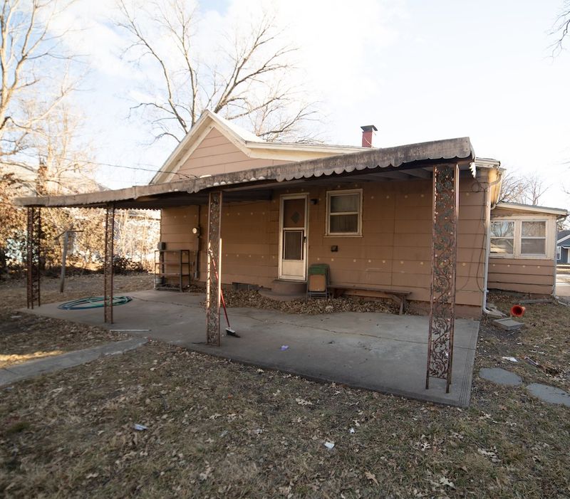 617 Park Pl, Salina, KS 67401