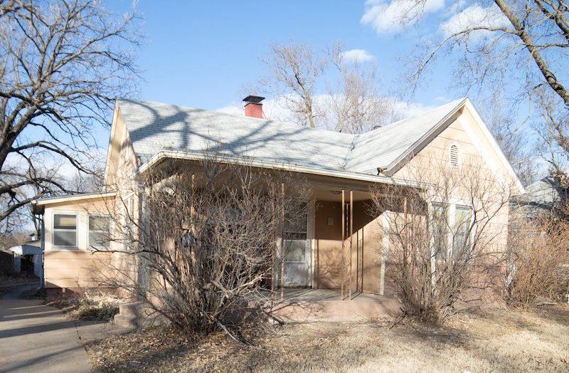 617 Park Pl, Salina, KS 67401