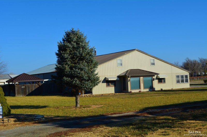 1605 E Cloud St, Salina, KS 67401