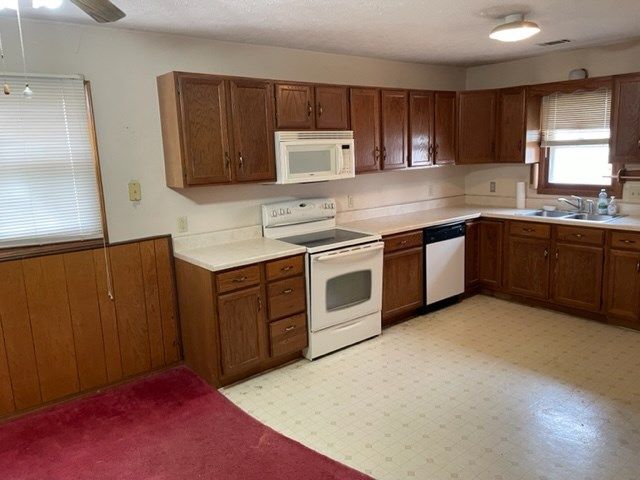 1634 Redwood Dr, Salina, KS 67401