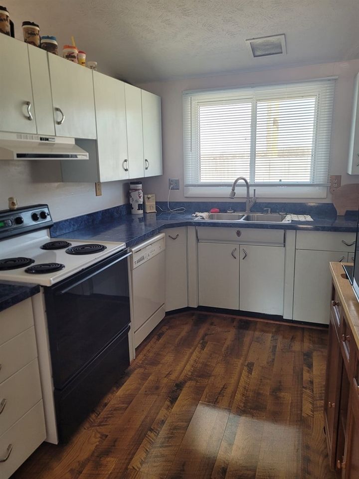 164 Taylor Ct, Salina, KS 67401