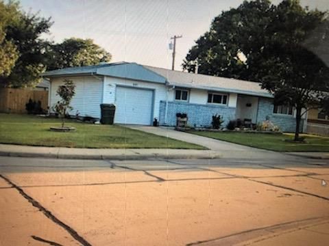 801 Rainbow Dr, Salina, KS 67401