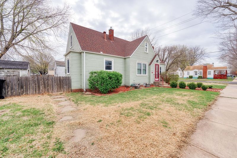 841 S 11th St, Salina, KS 67401