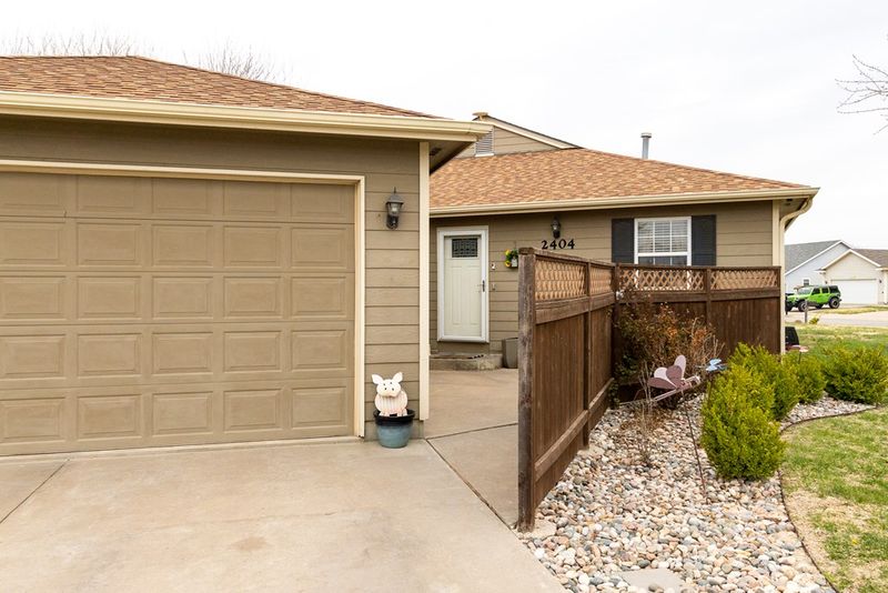 2404 Blakemoore Dr, Salina, KS 67401