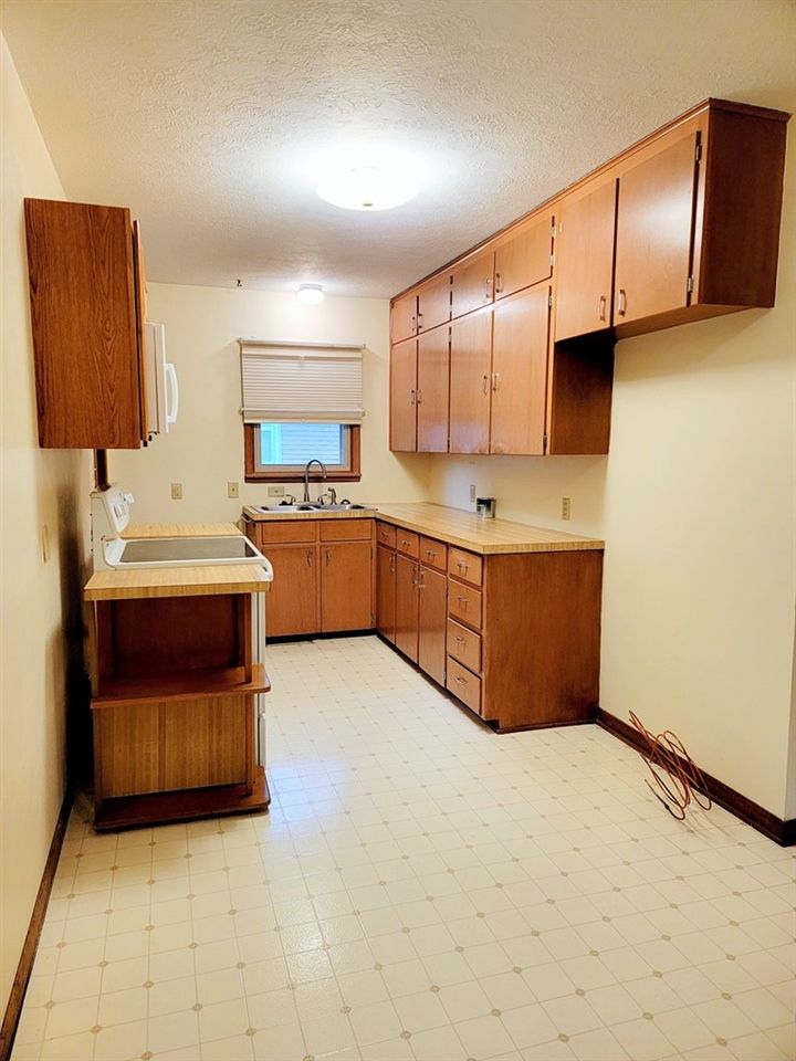 2173 Edward St, Salina, KS 67401