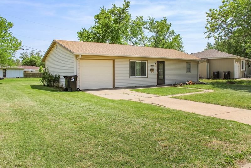 769 Hemlock Rd, Salina, KS 67401