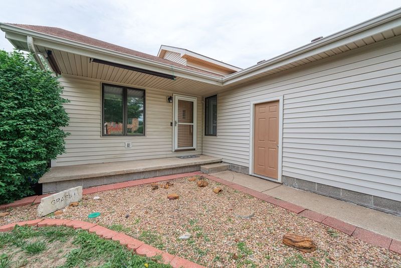749 Meadowbrook Rd, Salina, KS 67401