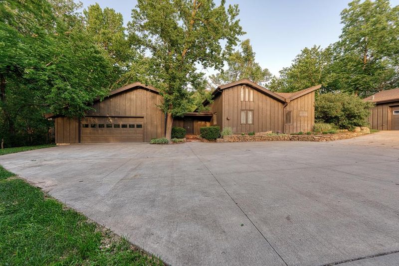 965 S Marymount Rd, Salina, KS 67401