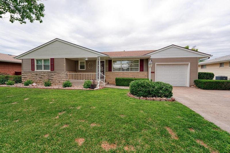 838 Mellinger Dr, Salina, KS 67401