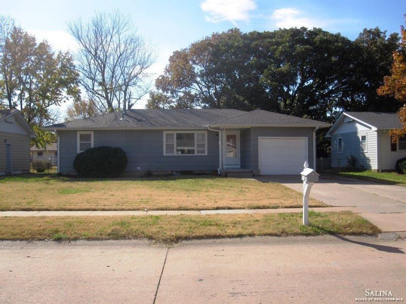 2218 Roach St, Salina, KS 67401