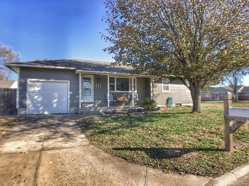 835 Manchester Rd, Salina, KS 67401