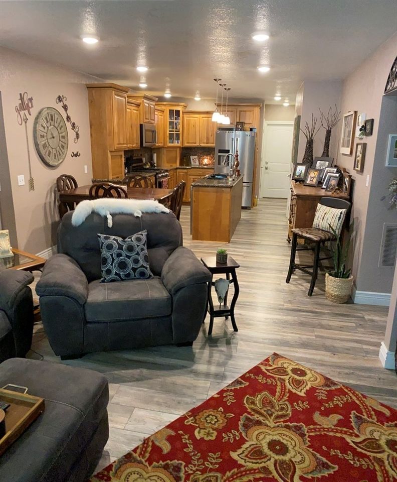461 W 9th St, Hoisington, KS 67544