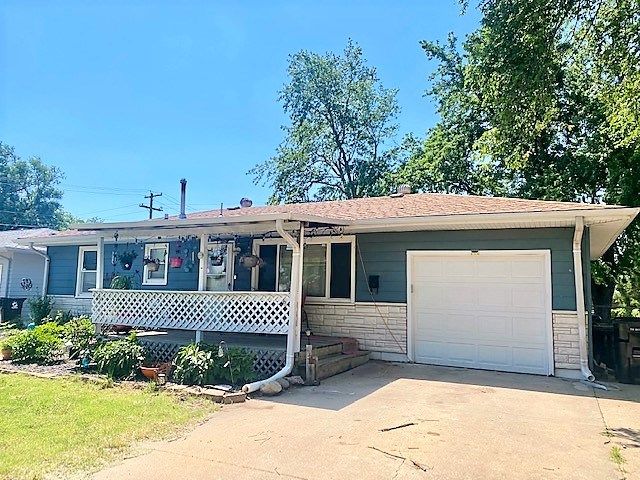 1129 Cloud Cir, Salina, KS 67401