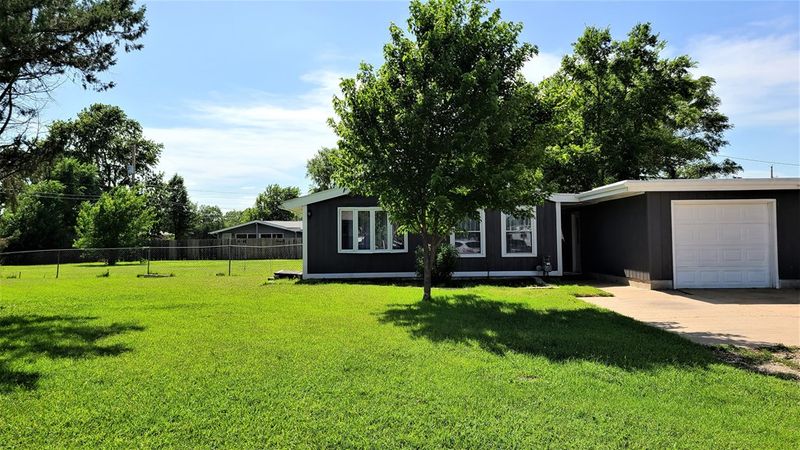1411 Fairway Ave, Salina, KS 67401