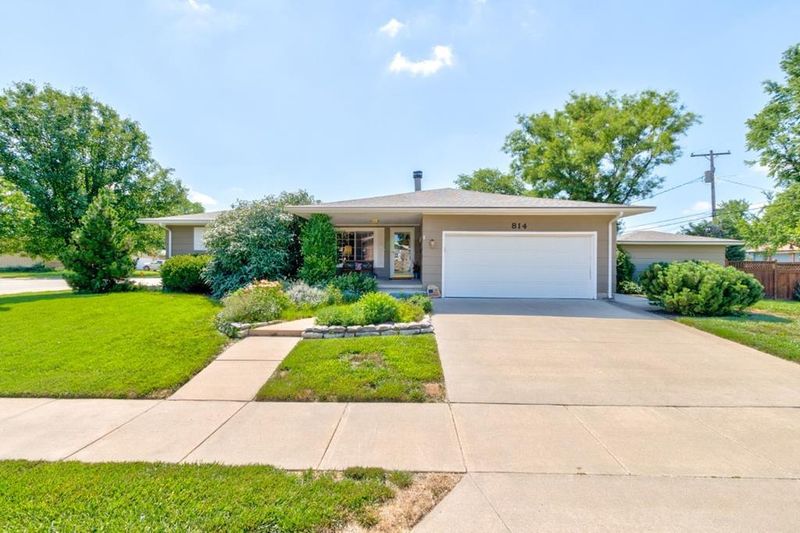 814 La Shelle Ln, Salina, KS 67401