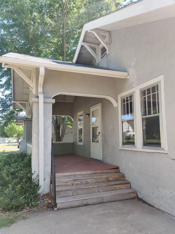 305 S Phillips Dr, Salina, KS 67401