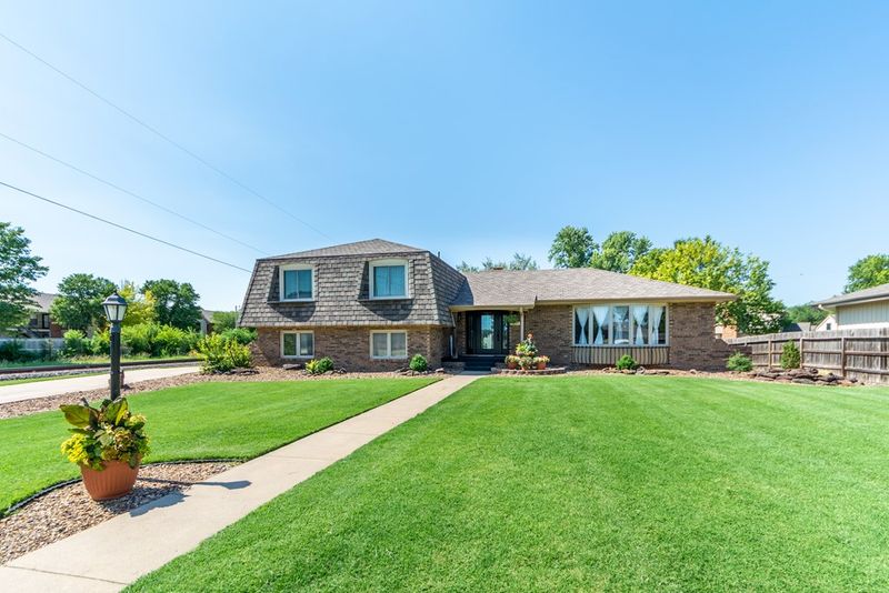 507 Montclair Dr, Salina, KS 67401
