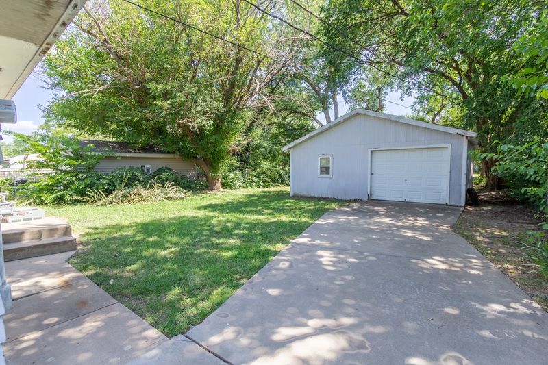 611 Maple Ave, Salina, KS 67401