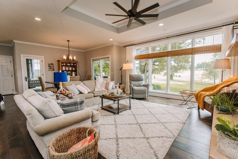 2120 Edgewood Dr, Salina, KS 67401