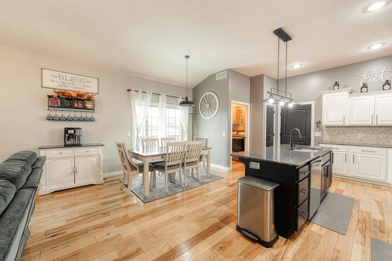 2230 Sunset Ridge Dr, Salina, KS 67401