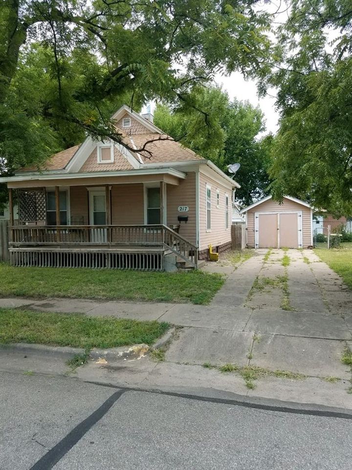 217 Center St, Salina, KS 67401