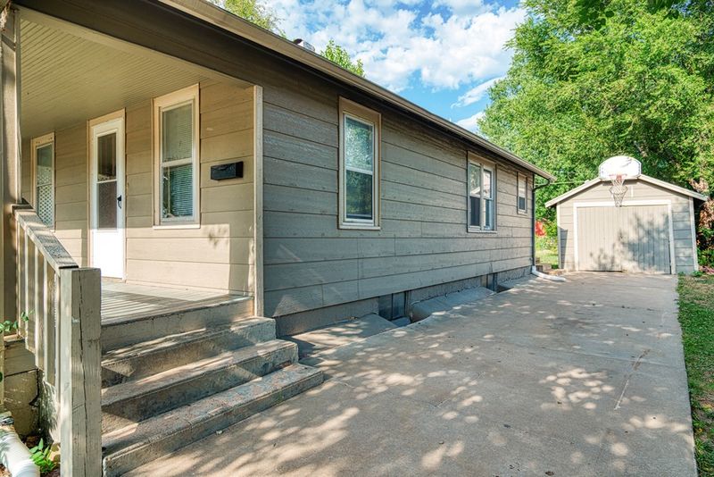 757 Sheridan St, Salina, KS 67401