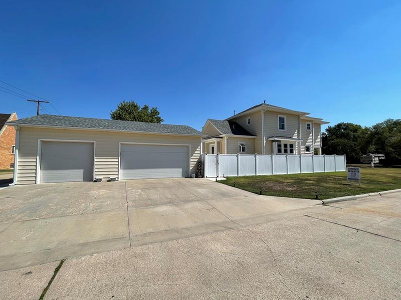 472 W 2nd St, Hoisington, KS 67544