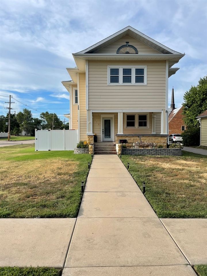 472 W 2nd St, Hoisington, KS 67544