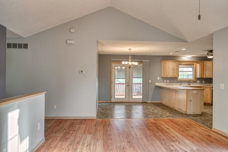 1226 Lakeview Dr, Salina, KS 67401