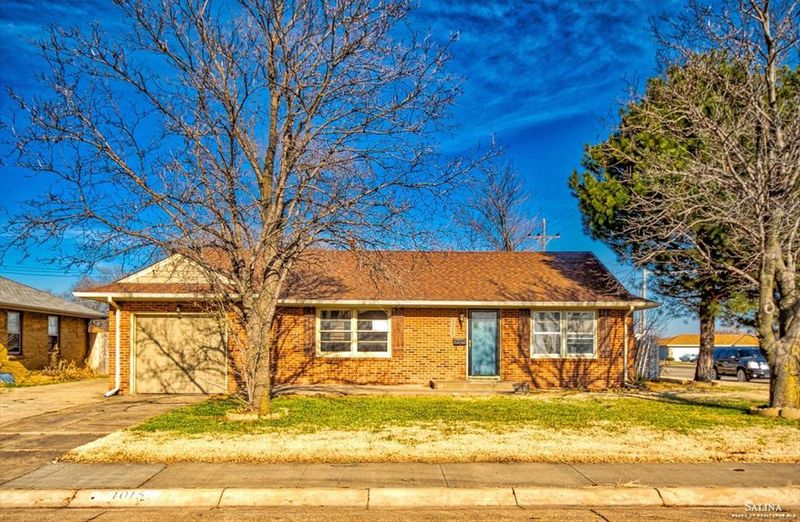 1015 E Ellsworth Ave, Salina, KS 67401