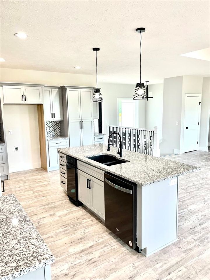 1221 Bentgrass Dr, Salina, KS 67401