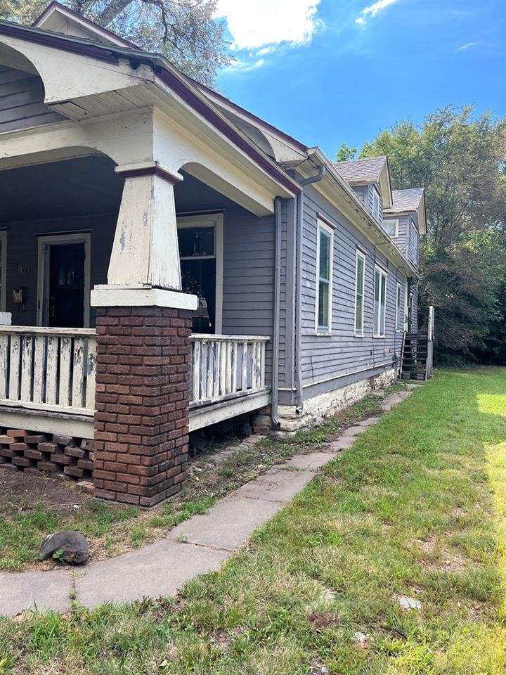 240 S 9th St, Salina, KS 67401